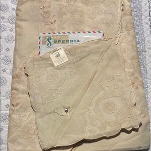 BEAUTIFUL Embroidered 90” Oval  tablecloth and 8 matching napkins! New!